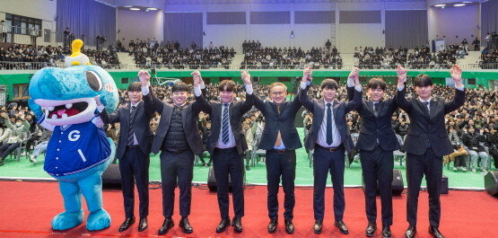 경상국립대학교는 2월 19일 오후 가좌캠퍼스 체육관에서 ‘2025학년도 신입·편입생 오리엔테이션’을 개최했다. 사진=경상국립대 제공