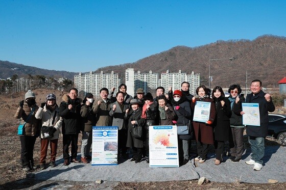 백봉지구에서 열린 현장간담회에서 경기도 관계자, 도의원, 시민들이 기념촬영을 하고 있다. 사진=남양주시 제공