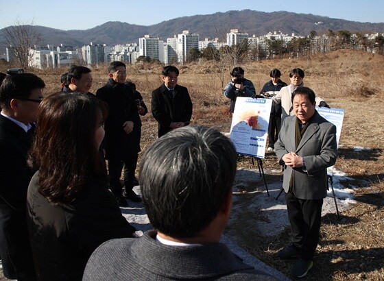 주광덕 남양주시장이 현장간담회에서 경기도 관계자,  도의원들에게 공공의료원 건립의 신속한 추진 방안을 설명하고 있다. 사진=남양주시 제공