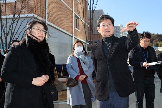 이상일 용인특례시장이 3월 개교하는 처인초·중 통합학교를 방문해 개교 준비 상황을 점검하고 있다. 사진=용인특례시 제공