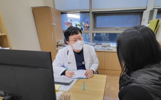 온종합병원 통합내과 유홍 과장의 진료 장면. 사진=온종합병원 제공