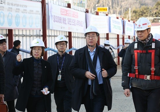 화성예술의전당 건설 현장을 점검하고 있는 정명근 화성특례시장. 사진=화성특례시 제공