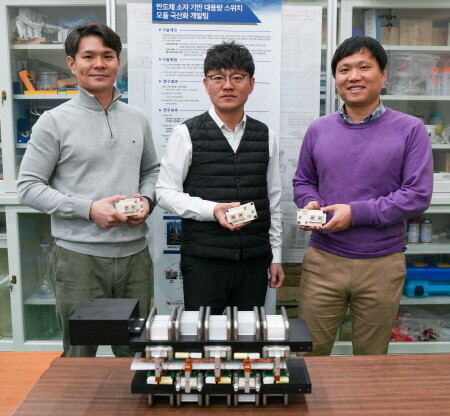 KERI 장성록 박사(가운데)팀이 소수의 저전력 반도체 소자들만으로 펄스파워 제어용 대용량 스위치 제작에 성공했다. 사진=한국전기연구원 제공