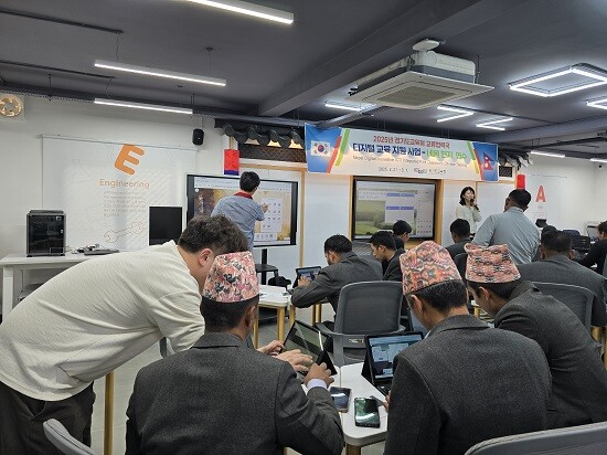 경기도교육청이 네팔 현지 교사를 대상으로 디지털 교육 연수를 실시하고 있다. 사진=경기도교육청 제공