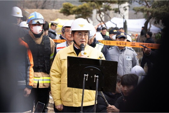 김동연 경기도지사가 안성시 고속도로 교량 붕괴 현장에서 브리핑을 하고 있다. 사진=경기도 제공