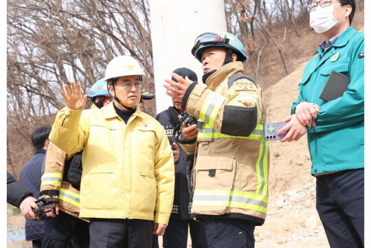 김동연 경기도지사가 안성시 고속도로 공사 현장에서 사고 상황을 점검하고 있다. 사진=경기도 제공