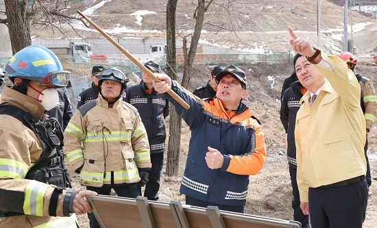 경기도의회 김진경 의장이 25일 서울세종고속도로 안성구간 교량 붕괴 사고 현장을 찾아 상황을 점검하고 있다. 사진=경기도의회 제공
