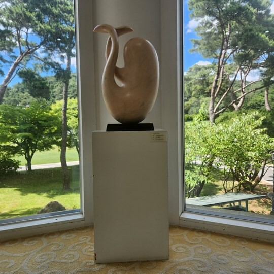 부영주택이 운영하는 무주덕유산리조트 골프장 클럽하우스 내에 설치된 조각 작품. 사진=김지영 기자