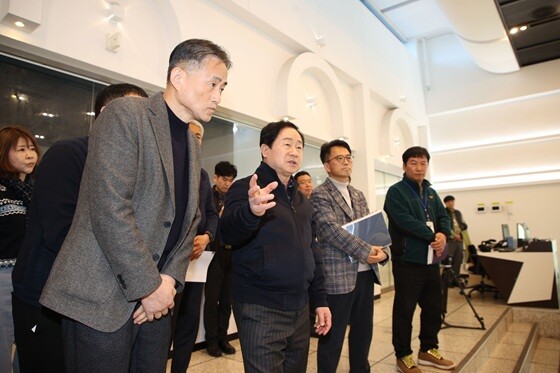 주광덕 남양주시장이 별내동 스마트시티 통합센터를 방문해 현장을 점검하고 있다. 사진=남양주시 제공
