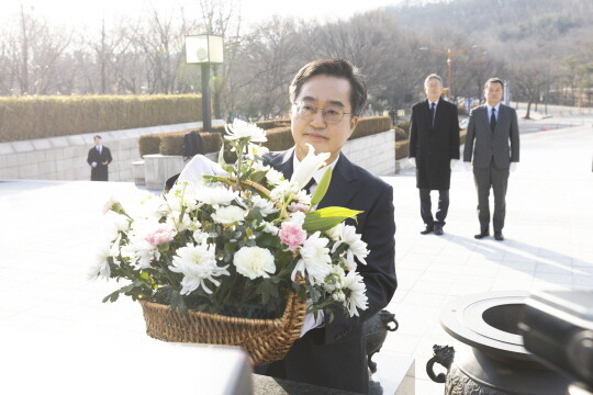 김동연 경기도지사가 대구 2.28 민주의거기념탑에 헌화하고 있다. 사진=경기도 제공