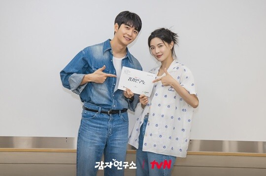 tvN ‘감자 연구소’는 감자에 울고 웃는 감자 연구소를 배경으로 감자가 전부인 미경이 차가운 원칙주의자 백호를 만나 뱅글뱅글 회오리 감자처럼 휘몰아치는 힐링 코믹로맨스 드라마다. 사진=tvN 제공