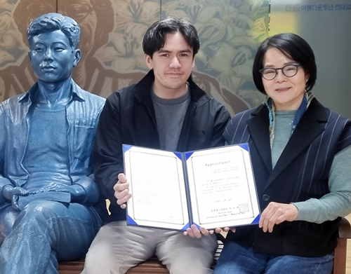 지난 24일 제1호 전태일기념관 홍보대사로 위촉된 영국 런던 K-디자이너 패션 플랫폼 'YONGDAE'의 청년 CEO 애슐리 홉데이(Ashley Hobday, 사진 왼쪽). 사진=전태일기념관 제공