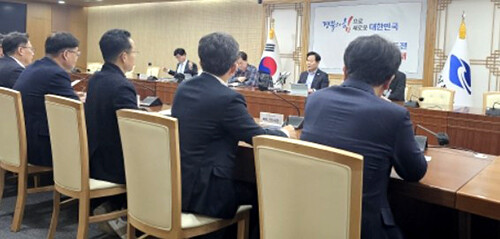 27일 도청에서 김학홍 행정부지사 주재로 '16개 시도 신규정책 벤치마킹 점검회의'가 열리고 있다. 사진=경북도 제공