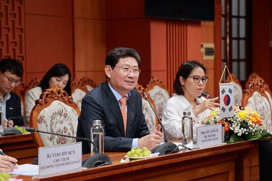 이상일 용인특례시장과 시 대표단이 26일(현지시각) 베트남 꽝남성청에서 레반중 꽝남성 인민위원회 위원장(꽝남성장) 등 꽝남성 고위 관계자들과 간담회를 갖고 있다. 사진=용인특례시 제공