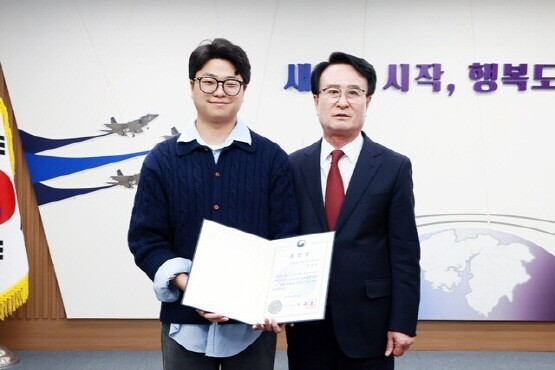 박동식 시장이 자립준비청년 김성호 씨에게 2024년 보건복지부장관 표창을 수상하고 기념촬영을 갖는 모습. 사진=사천시 제공