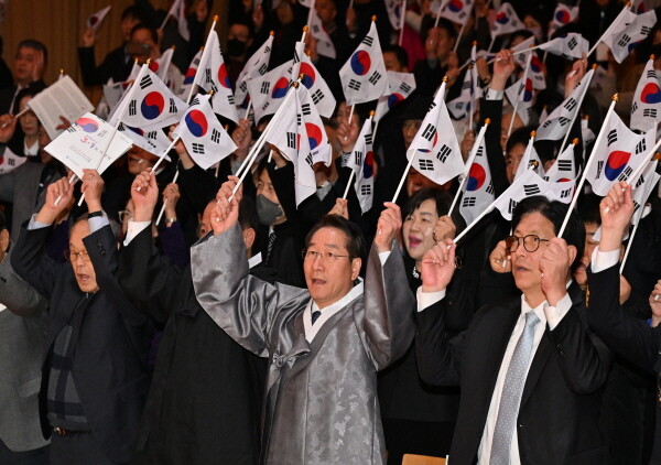 유정복 인천시장이 아트센터인천에서 열린 제106주년 3.1절 기념식에서 만세삼창을 하고 있다. 사진=인천시 제공