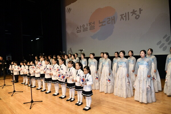 김포시립소년소녀합창단과 김포시립여성합창단이 삼일절 노래를 제창하고 있다. 사진=김포시 제공