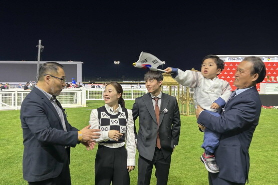 왼쪽부터 방동석 조교사, 김혜선 기수, 박재이 기수(배우자), 김준현 마주와 김혜선 기수 자녀. 사진=렛츠런파크 부산경남 제공