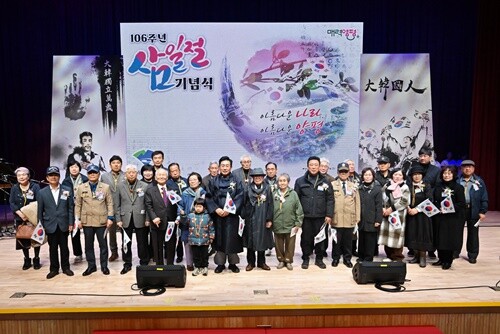 양평의 독립유공자 유족들과 기념촬영을 하는 전진선 군수. 사진=양평군 제공