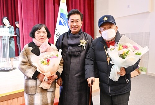 전진선 군수가 독립유공자 김영희 님의 손자녀 강상면 김용분 님(왼쪽)과 독립유공자 여광현 님의 손자녀 양서면 여학구 님에게 표창을 수여했다. 사진=양평군 제공