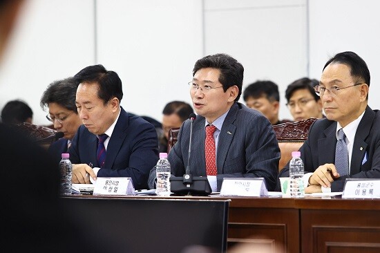 이상일 용인특례시장이 2024년 12월 12일 국토교통부 세종청사 대회의실서 열린 제7차 국가산단 범정부 추진지원단 회의에서 용인 첨단시스템반도체 국가산업단지 성공을 위한 의견을 제안하고 있다. 사진=용인특례시 제공