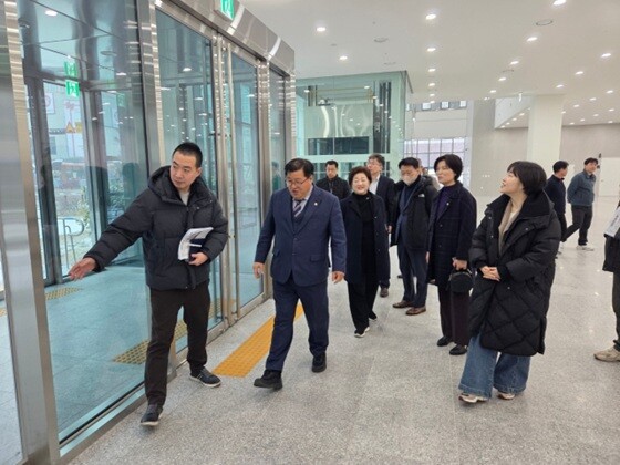 임홍열 고양특례시의회 특별위원회 위원장(윈쪽 두번째)이 행정사무조사 위원들과 함께 백석동 업무빌딩을 방문했다. 사진=고양특례시의회 제공