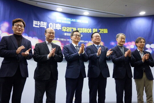 김동연 경기도지사와 박광온 일곱번째나라LAB대표, 김부겸 전 국무총리, 박능후 포럼 사의재 공동대표 등이 함께 기념촬영을 하고 있다. 사진=경기도 제공