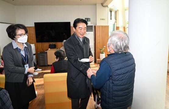 최학범 의장이 주간보호센터를 위문 방문한 장면. 사진=경남도의회 제공