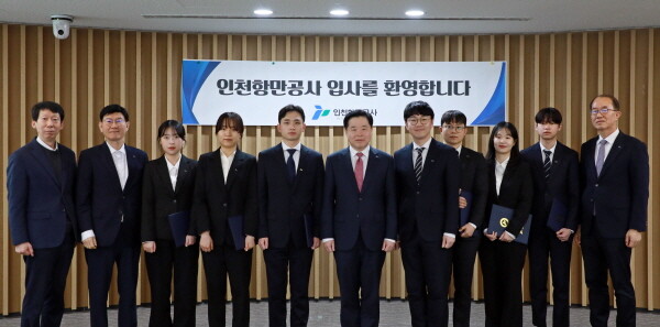 IPA 인턴들이 ‘2025년 상반기 신입직원 임용장 수여식’을 마치고 기념촬영을 하고 있다. 사진=인천항만공사 제공