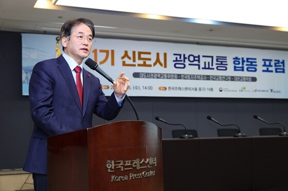 이동환 고양특례시장이 1기 신도시 광역교통 합동포럼에 참석해 일산 광역 교통현황과 미래 교통에 대해 발언하고 있다. 사진=고양특례시 제공