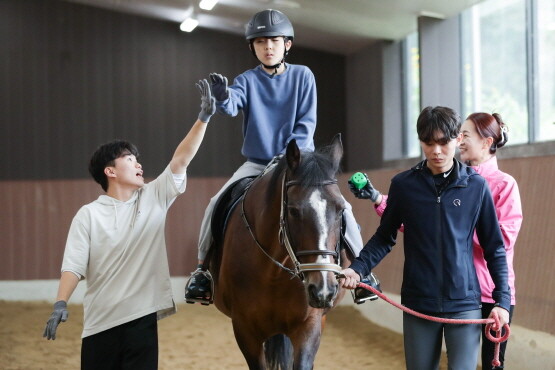 재활승마 강습 장면. 사진=렛츠런파크 부산경남 제공