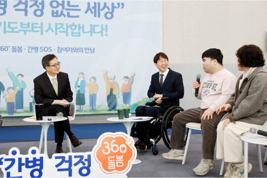 김동연 경기도지사가 참여자의 이야기를 귀 기울여 듣고 있다. 사진=경기도 제공