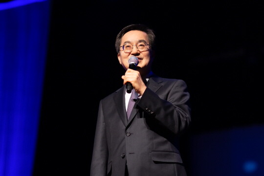 2024년 12월 3일 경기도 장애인 오케스트라 창단식에서 김동연 지사가 창단을 축하하고 있다. 사진=경기도 제공