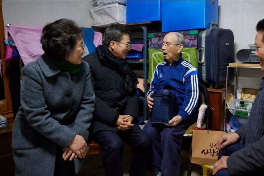 김동연 지사와 부인 정우영 여사가 지난해 12월 독거노인 주택을 방문해 도시락을 전달하고 안부를 묻고 있다. 사진=경기도 제공