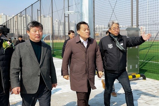 이재준 수원특례시장, 김정렬 수원시의회 부의장이 7일 황구지천 생태수자원센터 시설을 둘러보고 있다. 사진=수원특례시 제공