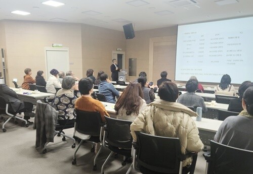 사회적기업 양평군에너지협동조합(이사장 최충기)은 지난 2월 27일 오후 6시부터 대의원 총회를 양평군 헬스투어센터에서 진행했다. 최충기 이사장이 1메가와트급 햇빛발전소를 건립을 위한 사업설명을 하고있다. 사진=양평군에너지협동조합 제공