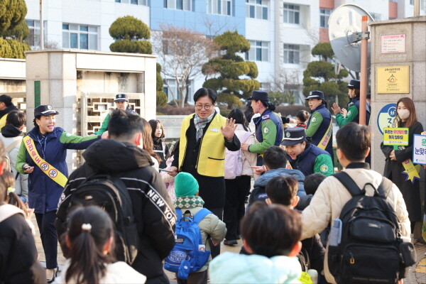 도성훈 인천시교육감이 6일 옥련초등학교에서 등교하는 학생들의 교통안전을 위한 캠페인을 실시하고 있다. 사진=인천시교육청 제공