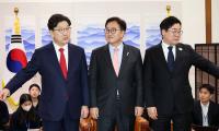 손 못 잡은 여야? 국정협의회 30분만 파행된 까닭 