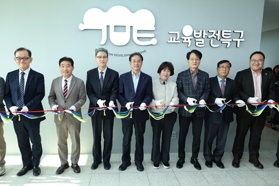 중부대학교 'GY(고양) STUDIO X' 개소식 테이프 커팅식 기념촬영. 사진=고양특례시 제공