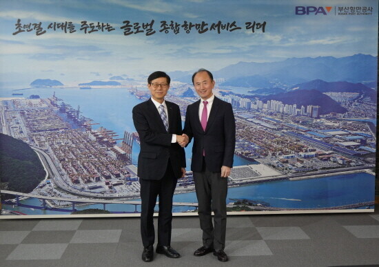 송상근 사장(왼쪽)이 히로키 츠지 ONE 부사장을 접견하는 모습. 사진=BPA 제공
