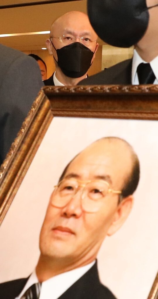 전직 대통령 전두환 씨 차남 전재용 씨가 2021년 11월 27일 오전 서울 서대문구 신촌세브란스병원 장례식장에서 전 씨 영정을 따라가고 있다. 사진=임준선 기자