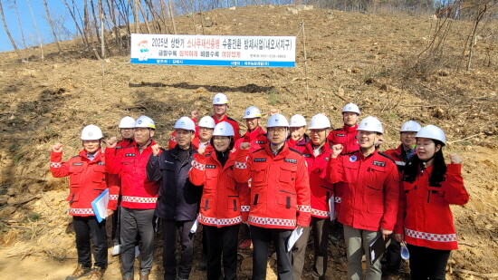 소나무재선충병 방제 시범사업지 점검 기념촬영 모습. 사진=김해시 제공