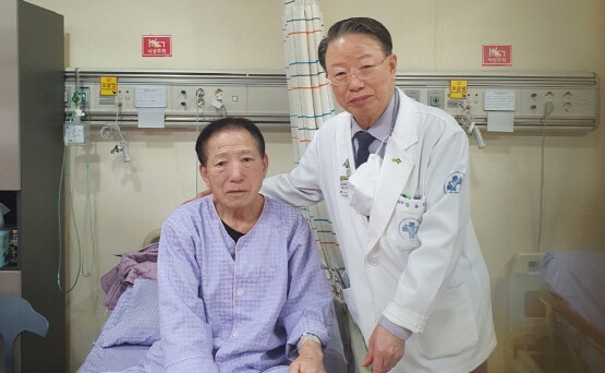 김동현 병원장(오른쪽)과 김진동 씨. 사진=온종합병원 제공