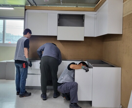 숙련건설기능인력 가구 시공 교육. 사진=경기도일자리재단 제공