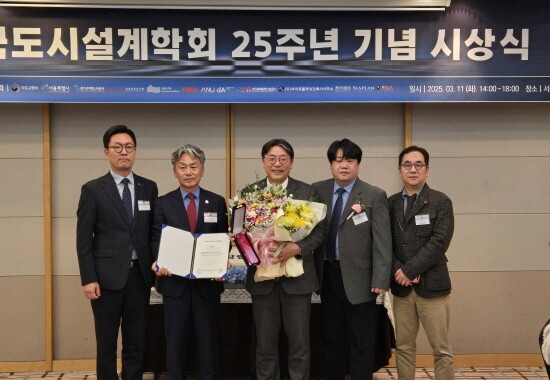 홍태용 김해시장의 우수지자체 CEO상 수상 모습. 사진=김해시 제공