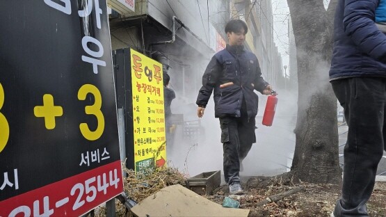 창원우체국 홍건제 집배원 외 7명의 집배원이 소화기를 들고 화재를 초기진압하는 모습. 사진=부산지방우정청 제공