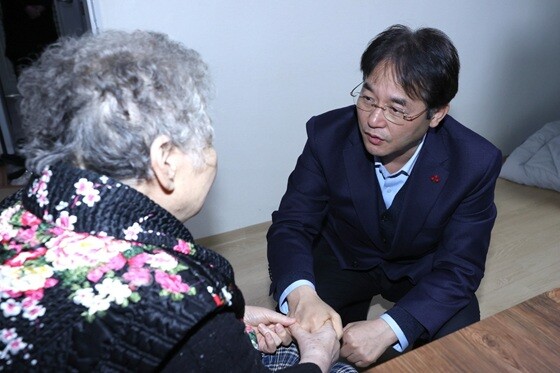1인 독거노인 가구에 방문한 이동환 고양특례시장. 사진=고양특례시 제공