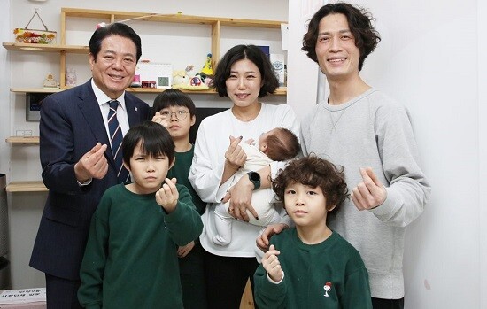 최대호 안양시장이 여섯째 자녀를 출생한 가정을 방문해 기념촬영하고 있다. 사진=안양시 제공