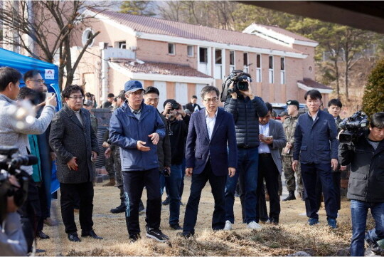 포천 노곡리 오폭사고 현장 수습상황을 점검하는 김동연 경기도지사. 사진=경기도 제공