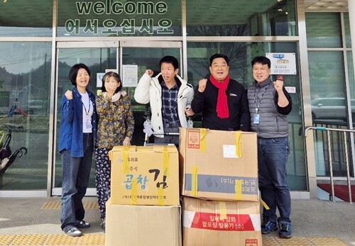 윤광신(오른쪽 두 번째) 전 경기도의원이 중증장애인 거주시설 씨엘의집에 후원 물품을 전달하고 기념촬영을 했다. 사진=씨엘의집 제공